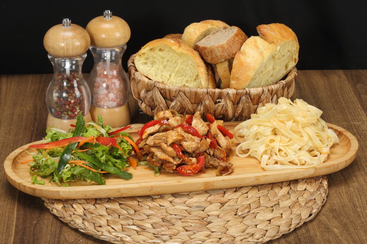 Barbekü Soslu Piliç+Napoliten Soslu Tagiletta+Mevsim Salata