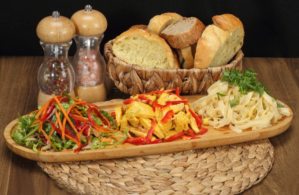 Hardallı Tavuk+Napoliten Soslu Tagiletta+Mevsim Salata