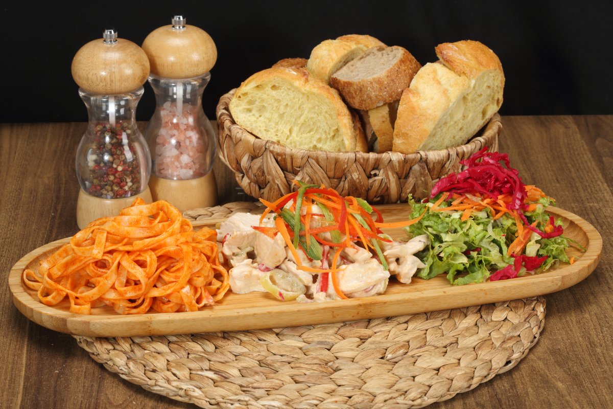 Kremalı Tavuk+Napoliten Soslu Tagiletta+Mevsim Salata